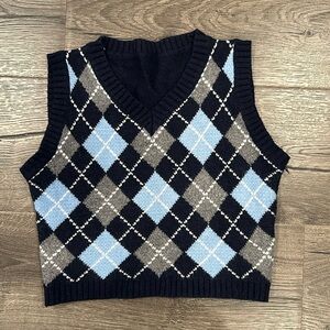 Cropped sweater vest with diamond pattern